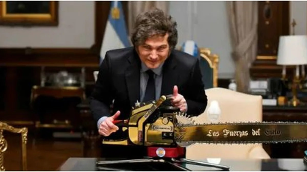 Más motosierra: Milei acelera un paquete de DNU para eliminar más de 25 organismos del Estado