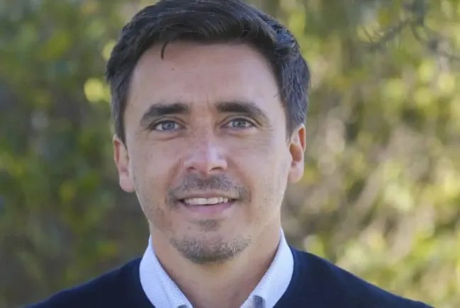 “Hay que dejar los escritorios de lado y ponerse a disposición de la gente en el lugar”