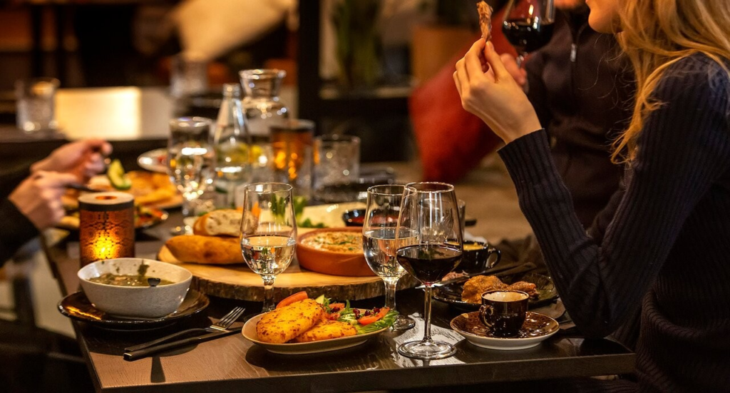 El 76% de los argentinos redujo sus visitas a bares y restaurantes