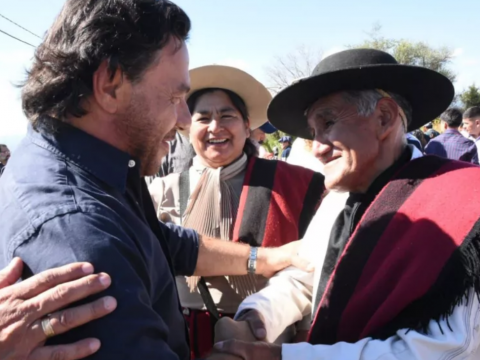 Talapampa : Sáenz habilitó obras, entregó un colectivo y maquinaria