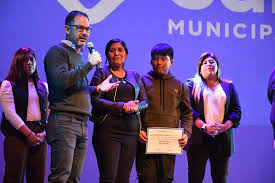 Más de 500 estudiantes salteños recibieron su «BECA 2025»