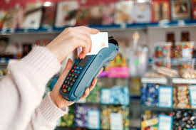 El 97% de los hogares argentinos está endeudado y compra comida con tarjeta