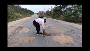 Hartas del abandono, mujeres arreglan la RN 34 con sus propias manos