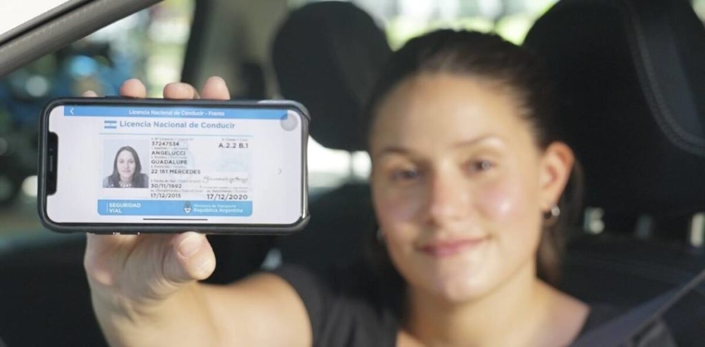 Ya pódes exhibir la licencia de conducir digital, a través de la App de la Muni