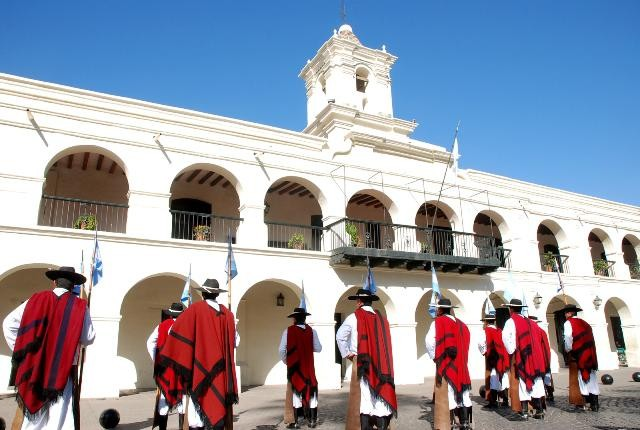 Celebración Patria: El Cabildo se ilumina en la víspera del 9 de Julio