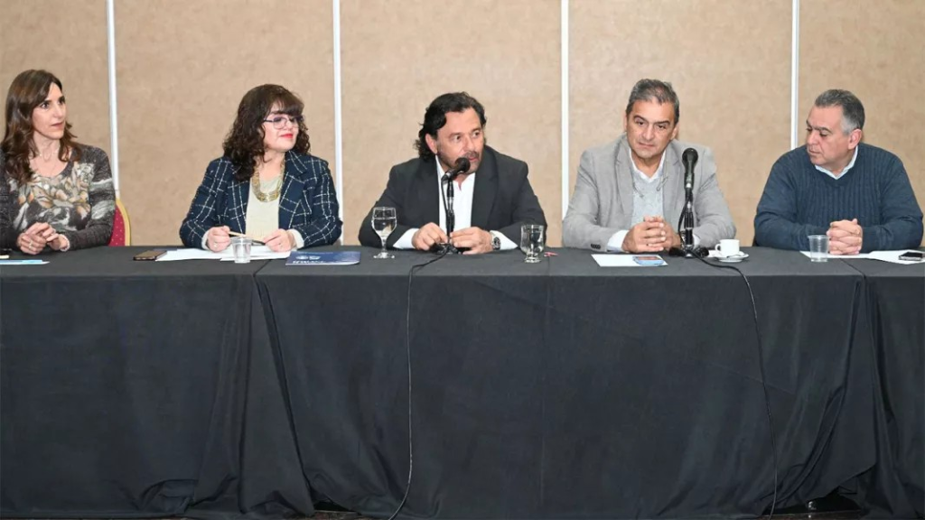 Sáenz encabezó la Mesa Multisectorial para fortalecer la salud pública y llevar especialistas al interior salteño