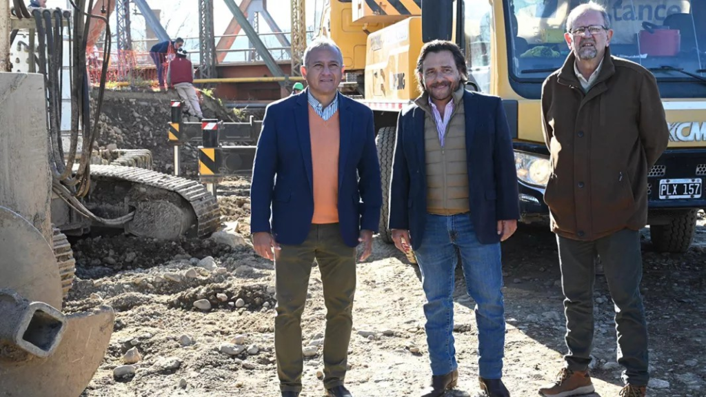 Inició la construcción del primer puente sobre río Vaqueros