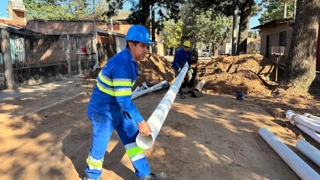 Aguas del Norte avanza en el recambio de cañerías de cloacas en Tartagal