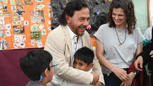 Sáenz recorrió la renovada escuela Joaquín Castellanos en Tres Cerritos