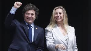 Mientras Milei veta, karina sale de campaña