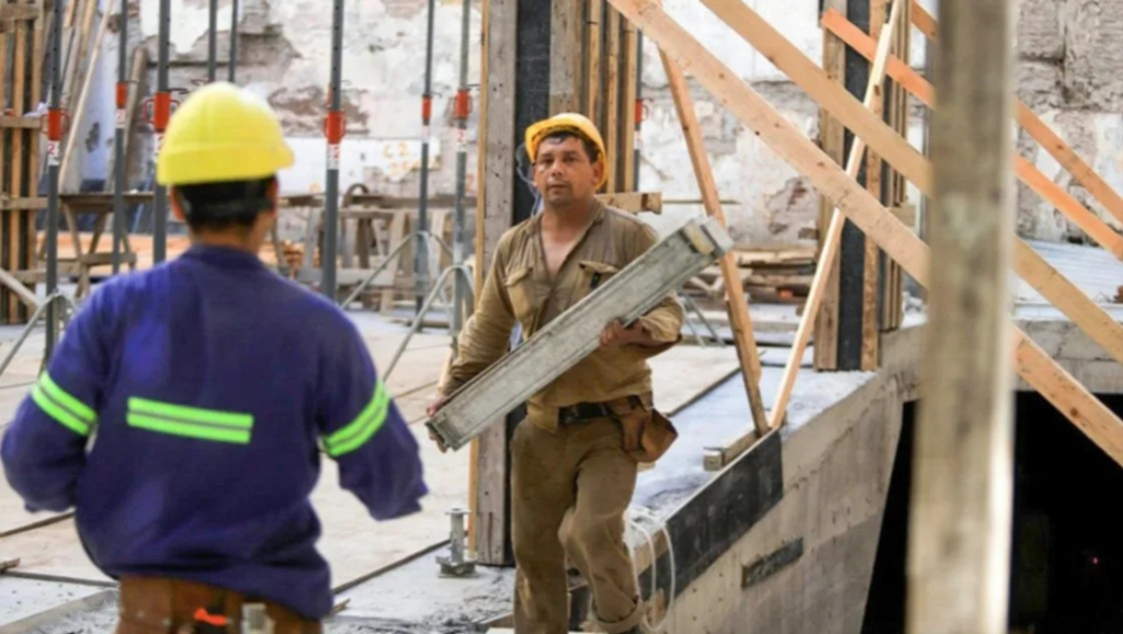 La actividad económica retrocedió 0,1% mensual en julio