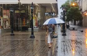 Paraguas en mano : la lluvia se queda toda la semana en Salta
