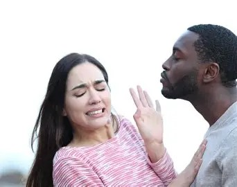 “No me gusta mostrar cariño en público”: lo que realmente esconde esa incomodidad