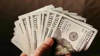 En medio de la tensión global, el riesgo país superó la barrera de los 600 puntos y el dólar bajó