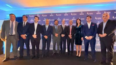 Gustavo Sáenz en la premiación de AmCham a los Campeones del RIGI