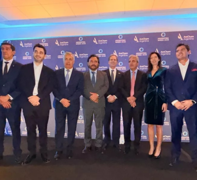 Gustavo Sáenz en la premiación de AmCham a los Campeones del RIGI