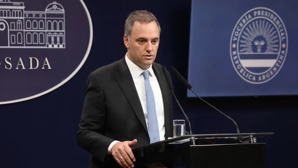 Casa en country y departamento en Caballito: qué bienes de Adorni no figuran en la declaración