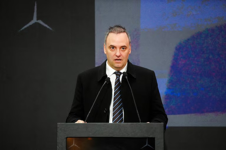 Manuel Adorni se quedó sin apoyo y presionan para que renuncie si Milei no lo echa