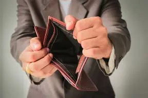 En caída: mientras se deteriora el empleo formal, el salario mínimo ya perdió un 40 % de poder de compra