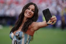 Pampita causó furor con un look albiceleste en el debut de la Selección