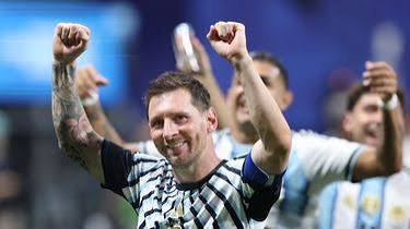 “Otro milagro de Messi” y “Es un mito”: las portadas de los diarios del mundo tras el épico triunfo de Argentina sobre Egipto en el Mundial