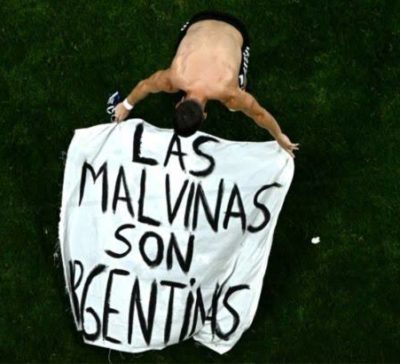 Argentina arriesga sanción por pancarta de «Las Malvinas»