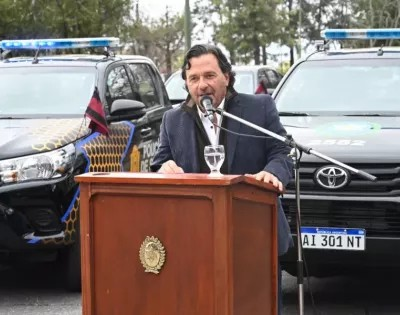 Sáenz entregó 10 nuevos móviles policiales y ya renovó el 60% del parque automotor de la Fuerza