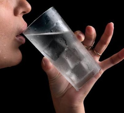 Cuáles son los efectos poco conocidos de consumir agua muy fría, según un estudio