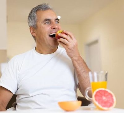 La fruta que los neurólogos recomiendan para cuidar el cerebro después de los 50 años