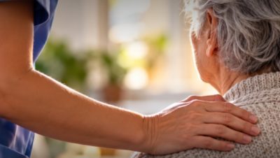 Cuidar a un adulto mayor: una necesidad que muchas familias no pueden afrontar
